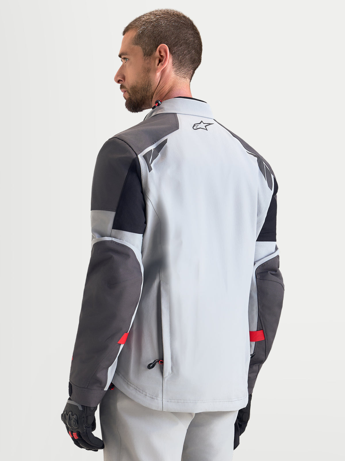 Alpinestars Arenis Gore-Tex Jacke, Herren-Adventure-Motorradjacke in Mittelgrau, Dunkelgrau und Schwarz, Rückansicht des Modells mit wasserdichter Textilkonstruktion und reflektierenden Schulterdetails