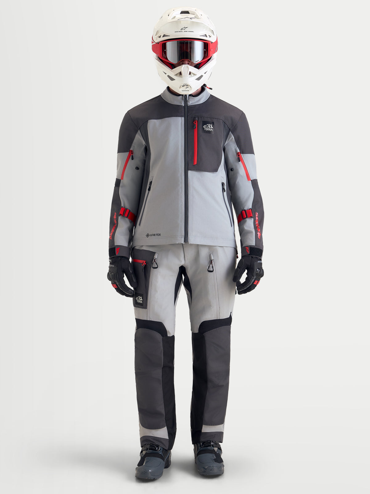 Alpinestars Arenis Gore-Tex Jacke, Herren-Adventure-Motorradjacke in Mittelgrau, Dunkelgrau und Schwarz, an Model mit kompletter Adventure-Schutzausrüstung, Helm und passender Hose