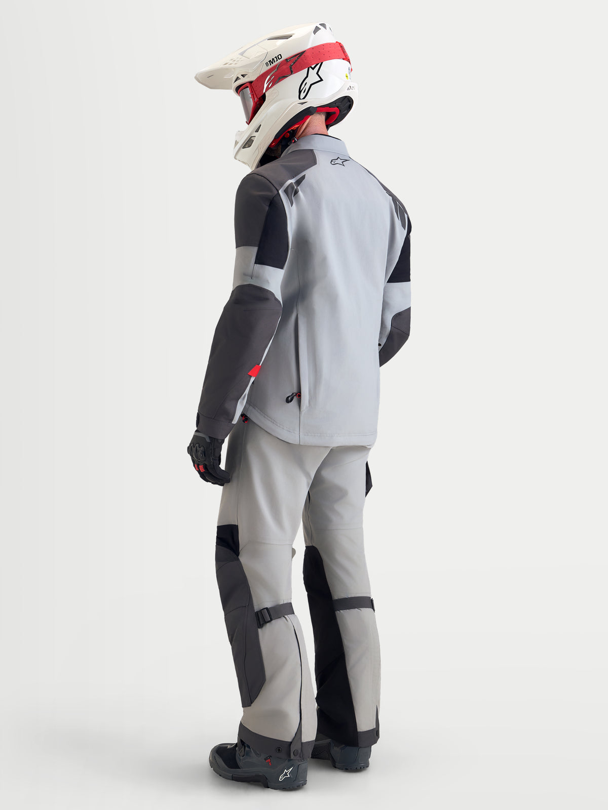 Alpinestars Arenis Gore-Tex Jacke, Herren-Adventure-Motorradjacke in Mittelgrau, Dunkelgrau und Schwarz, Rückansicht mit wasserdichter Textilkonstruktion und passender Hose
