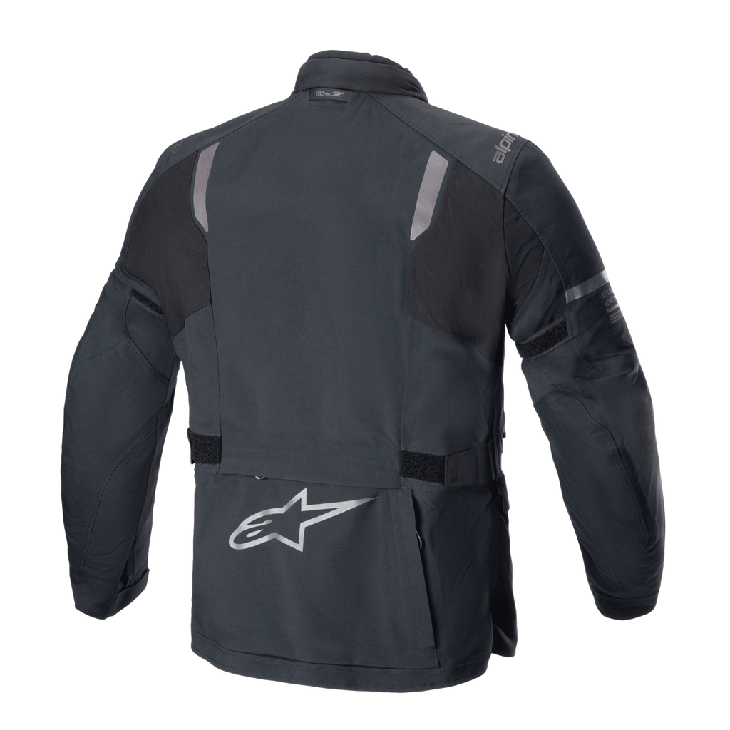 Alpinestars ST-7 2L GORE-TEX Jacke, Rückansicht, Schwarz und Dunkelgrau, mit reflektierenden Schultereinsätzen, silbernem Alpinestars-Sternlogo am unteren Rücken und verstellbaren Taillengurten, Adventure-Touring-Motorradausrüstung