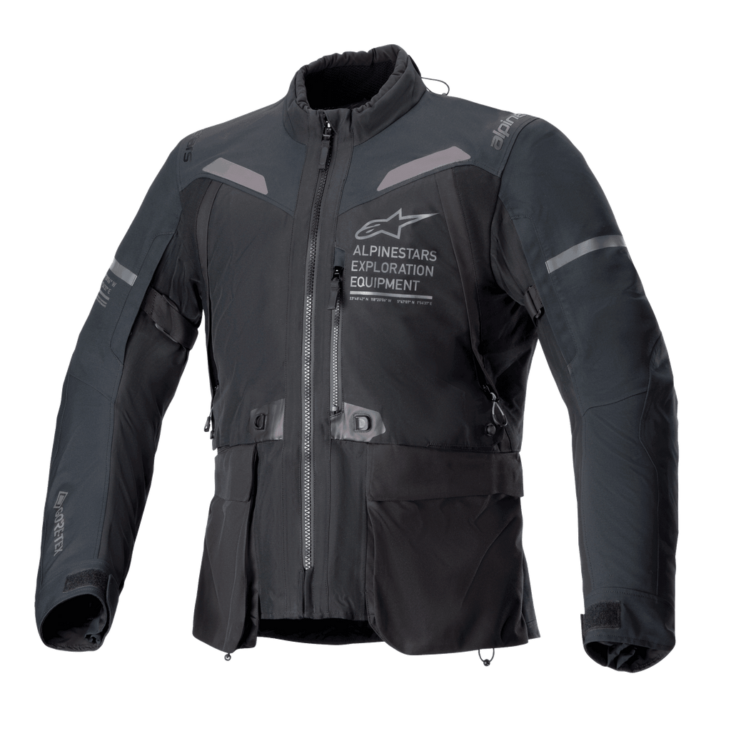 Alpinestars ST-7 2L GORE-TEX Jacke, Motorradjacke in Schwarz und Dunkelgrau, Vorderansicht mit großen Cargo-Taschen, reflektierenden Schulterakzenten und Alpinestars Exploration Equipment Logo auf der Brust, wasserdichte Adventure-Touring-Ausrüstung