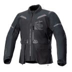 Alpinestars ST-7 2L GORE-TEX Jacke, Motorradjacke in Schwarz und Dunkelgrau, Vorderansicht mit großen Cargo-Taschen, reflektierenden Schulterakzenten und Alpinestars Exploration Equipment Logo auf der Brust, wasserdichte Adventure-Touring-Ausrüstung