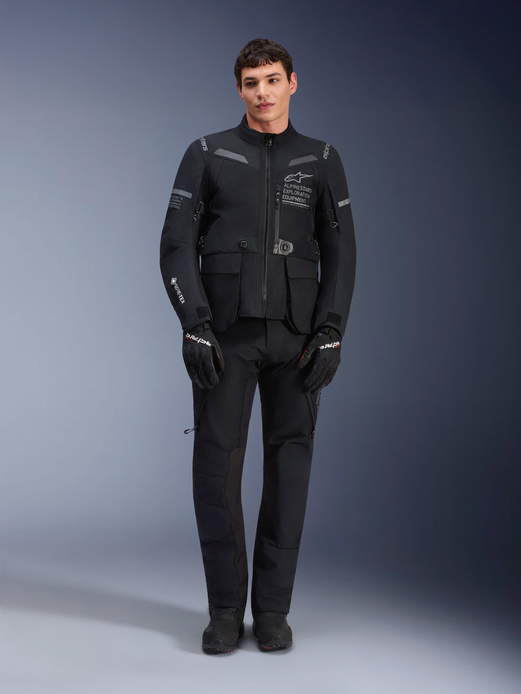 Alpinestars ST-7 2L GORE-TEX Hose, schwarze Motorrad-Tourenhose, wasserdicht und atmungsaktiv, Ganzkörperansicht getragen mit passender Jacke, erstklassige technische Konstruktion für Adventure-Riding