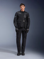Alpinestars ST-7 2L GORE-TEX Hose, schwarze Motorrad-Tourenhose, wasserdicht und atmungsaktiv, Ganzkörperansicht getragen mit passender Jacke, erstklassige technische Konstruktion für Adventure-Riding