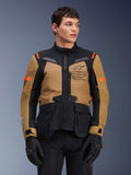 Alpinestars ST-7 2L GORE-TEX Jacke, Motorrad-Adventure-Touringjacke, Gobi-Braun und Schwarz mit orangen Akzenten, getragen von einem männlichen Model, mit Exploration Equipment Branding und GORE-TEX-Technologie, strapazierfähige wasserdichte Fahrausrüstung