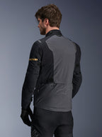 Alpinestars ST-7 2L GORE-TEX Jacke, Motorradjacke, Deep Gray Black und Dark Khaki, Rückansicht mit großem grauen Rückenelement und dezentem Branding, schwarze Ärmel mit goldfarbenen Khaki-Akzenten, abenteuerbereites wasserdichtes Textildesign