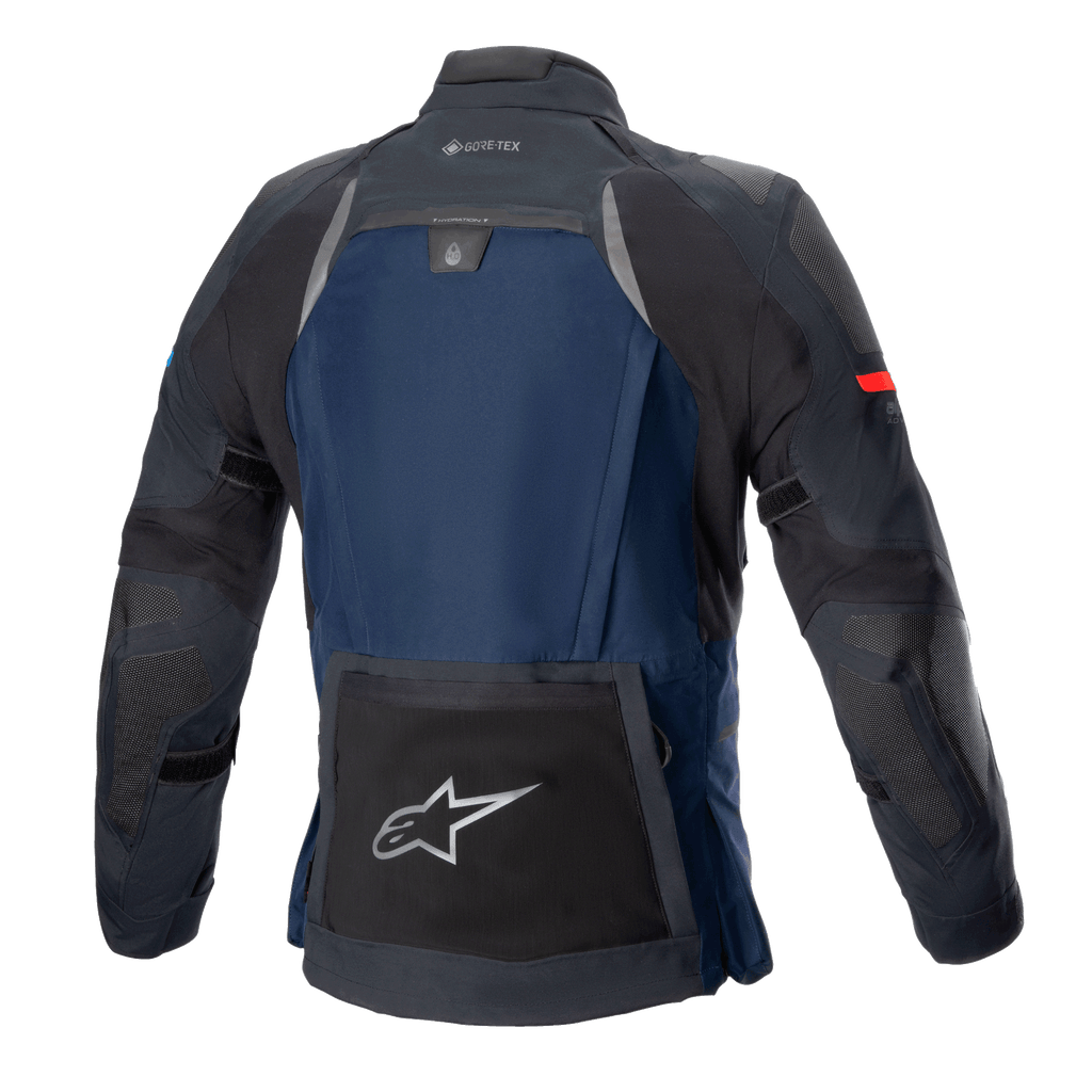 Alpinestars Boulder GORE-TEX Jacke, technische Touren-Motorradjacke, Dunkelblau und Schwarz, Rückansicht mit einer großen Rückentasche mit silbernem Stern-Logo, Trinksystem-Fach und GORE-TEX-Branding am Kragen.
