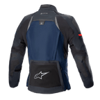 Alpinestars Boulder GORE-TEX Jacke, technische Touren-Motorradjacke, Dunkelblau und Schwarz, Rückansicht mit einer großen Rückentasche mit silbernem Stern-Logo, Trinksystem-Fach und GORE-TEX-Branding am Kragen.
