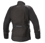 Alpinestars Stella Ketchum GORE-TEX Damenjacke, Textil-Motorradjacke, Schwarz, Rückansicht mit Alpinestars-Logo, verstellbarem Taillengurt mit Markenschriftzug sowie reflektierenden Schulter- und Ärmelpanels für bessere Sichtbarkeit.