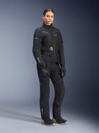 Alpinestars Stella ST-7 2L GORE-TEX Damenjacke, Schwarz, getragen mit passender Motorradhose und Handschuhen, Adventure-Road-Touring-Ausrüstung mit laminiertem GORE-TEX-Branding am Ärmel und taillierter Damenpassform.