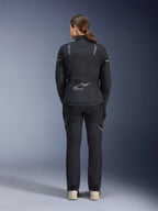 Alpinestars Stella ST-7 2L GORE-TEX Jacke und Hose, Motorrad-Adventure-Touring-Outfit für Damen, Schwarz und Dunkelgrau, Rückansicht mit Astar-Logo und reflektierenden Details, strapazierfähige wasserdichte Textilkonstruktion