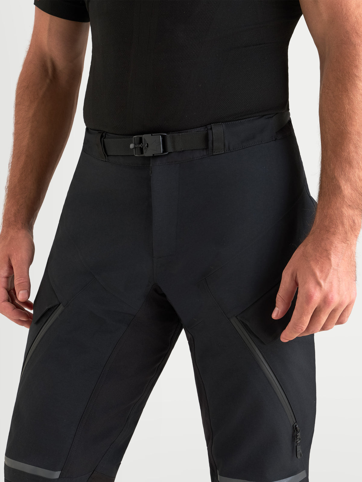 Alpinestars ST-7 V2 2L GORE-TEX Hose Short, Herren-Abenteuer-Motorradhose in Schwarz, Nahaufnahme der Taille mit integriertem Gürtel an einem Model