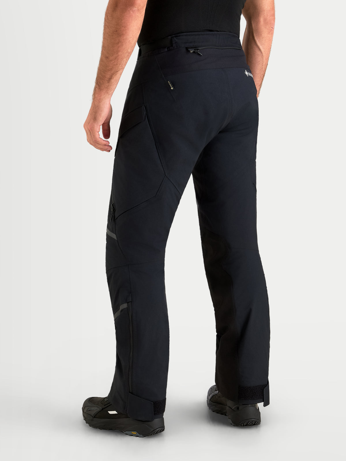Alpinestars St 7 V 2 2 L Gore Tex Hose Short, Herren-Adventure-Motorradhose in Schwarz, Rückansicht am Model mit wasserdichter Gore-Tex-Konstruktion und kurzer Passform