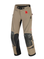 Alpinestars Nazca 3L GORE-TEX PRO Hose, Adventure-Motorradhose, Walnuss und Schwarz, mit einem roten All Terra Logo-Patch, GORE-TEX PRO Branding, schwarzen Superfabric-Verstärkungen an Knien und Schienbeinen, Belüftungsreißverschlüssen an den Oberschenkeln und einem integrierten Gürtel mit Magnetschnalle.