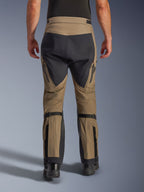 Alpinestars Nazca 3L GORE-TEX PRO Hose, Walnuss und Schwarz, Rückansicht mit Wadenvolumenverstellern und verstärkten Einsätzen, technische Adventure-Motorradhose für Fahrten bei jedem Wetter