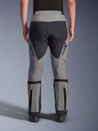 Alpinestars Nazca 3L GORE-TEX PRO Hose, Adventure-Motorradhose, Dunkelgrau und Schwarz, Rückansicht, mit Belüftungsöffnungen mit Reißverschluss an den Oberschenkeln, Wadenweitenverstellern und verstärkten Gesäßpaneelen, entwickelt für extremes Gelände.