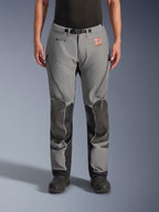 Alpinestars Nazca 3L GORE-TEX PRO Hose, technische Adventure-Motorradhose, Grau mit schwarzen Knie- und Schienbeinverstärkungen, Vorderansicht, GORE-TEX Branding, Belüftungsreißverschlüsse an den Oberschenkeln, verstellbarer Taillengürtel