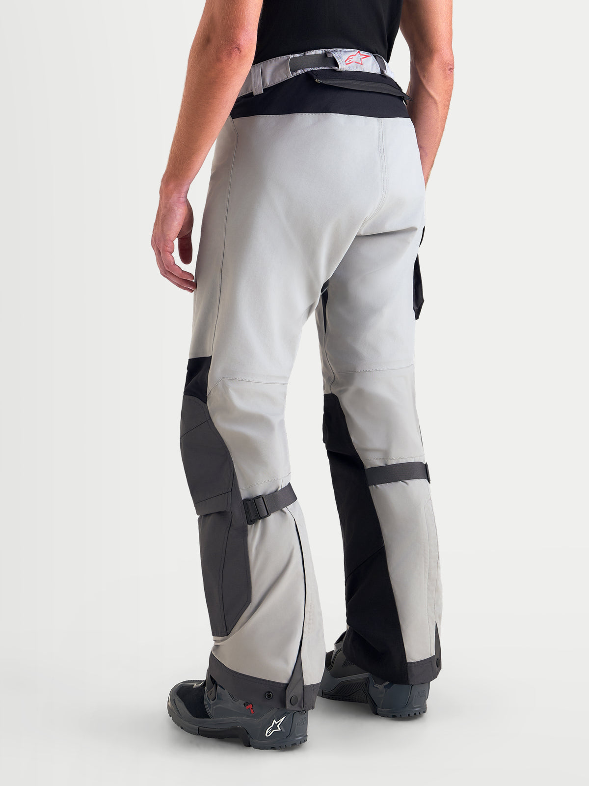 Alpinestars Arenis Gore-Tex Hose, Herren-Abenteuer-Motorradhose in Mittelgrau, Dunkelgrau und Schwarz, Rückansicht am Model mit wasserdichter Textilkonstruktion sowie verstärkten Knie- und Sitzbereichen