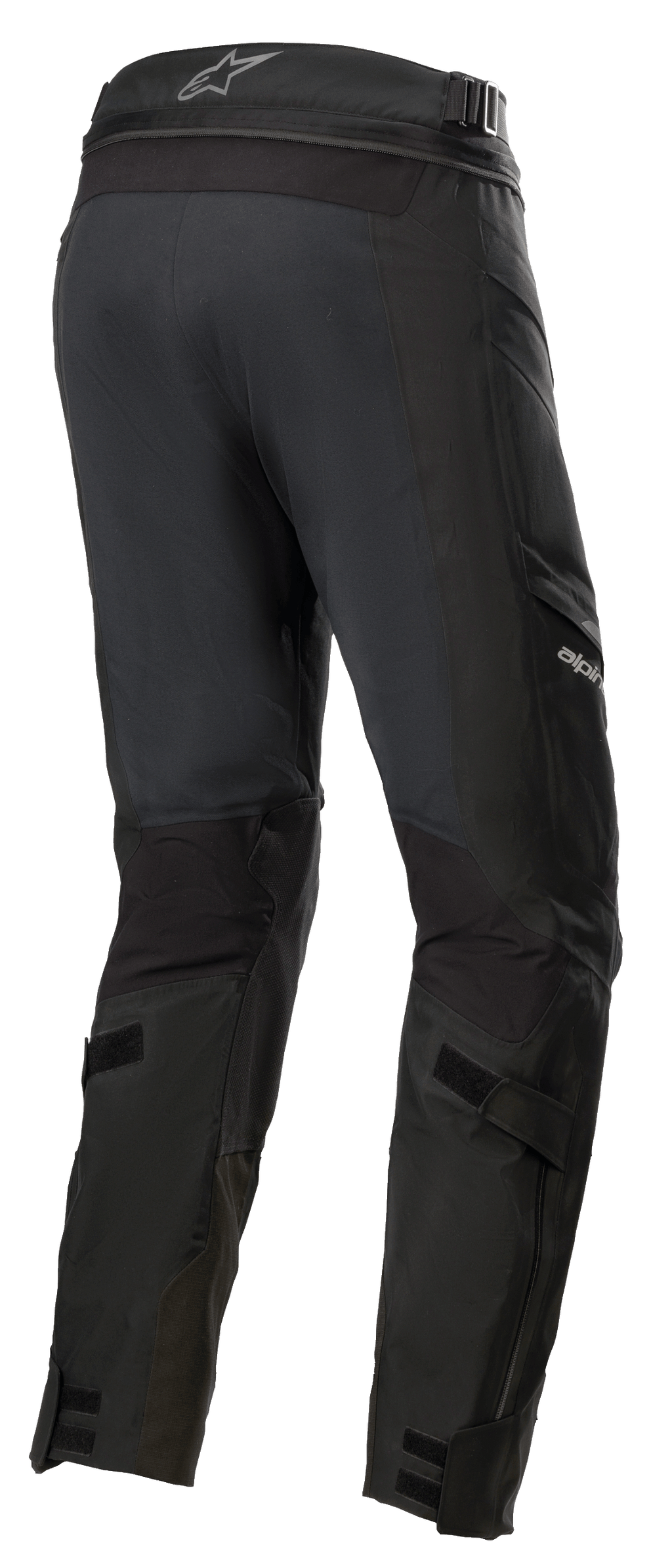 Alpinestars Road Tech GORE-TEX Hose Short, Schwarz, 3/4-Rückansicht mit Taillen-Verbindungsreißverschluss, verstellbaren Wadengurten und ballistischen Nylon-Verstärkungen, wasserdichte Adventure-Touring-Ausrüstung