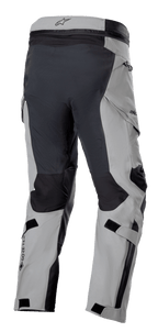 Alpinestars Boulder 3L GORE-TEX Hose, Adventure-Motorradhose, Dunkelgrau und Schwarz, Dreiviertel-Rückansicht mit verstärktem Gesäßbereich und Beininnenseiten, hellgrauen Einsätzen, GORE-TEX-Logo auf der Wade und ergonomischen Cargotaschen.