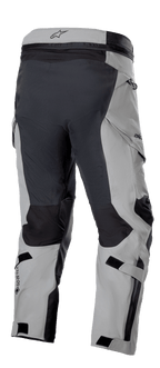 Alpinestars Boulder 3L GORE-TEX Hose, Kurze Länge, Dunkelgrau und Schwarz, Rückansicht mit Fokus auf verstärkte Einsätze, GORE-TEX Logo, Verstellriemen und ergonomisches Design aus dem Motocross-Bereich