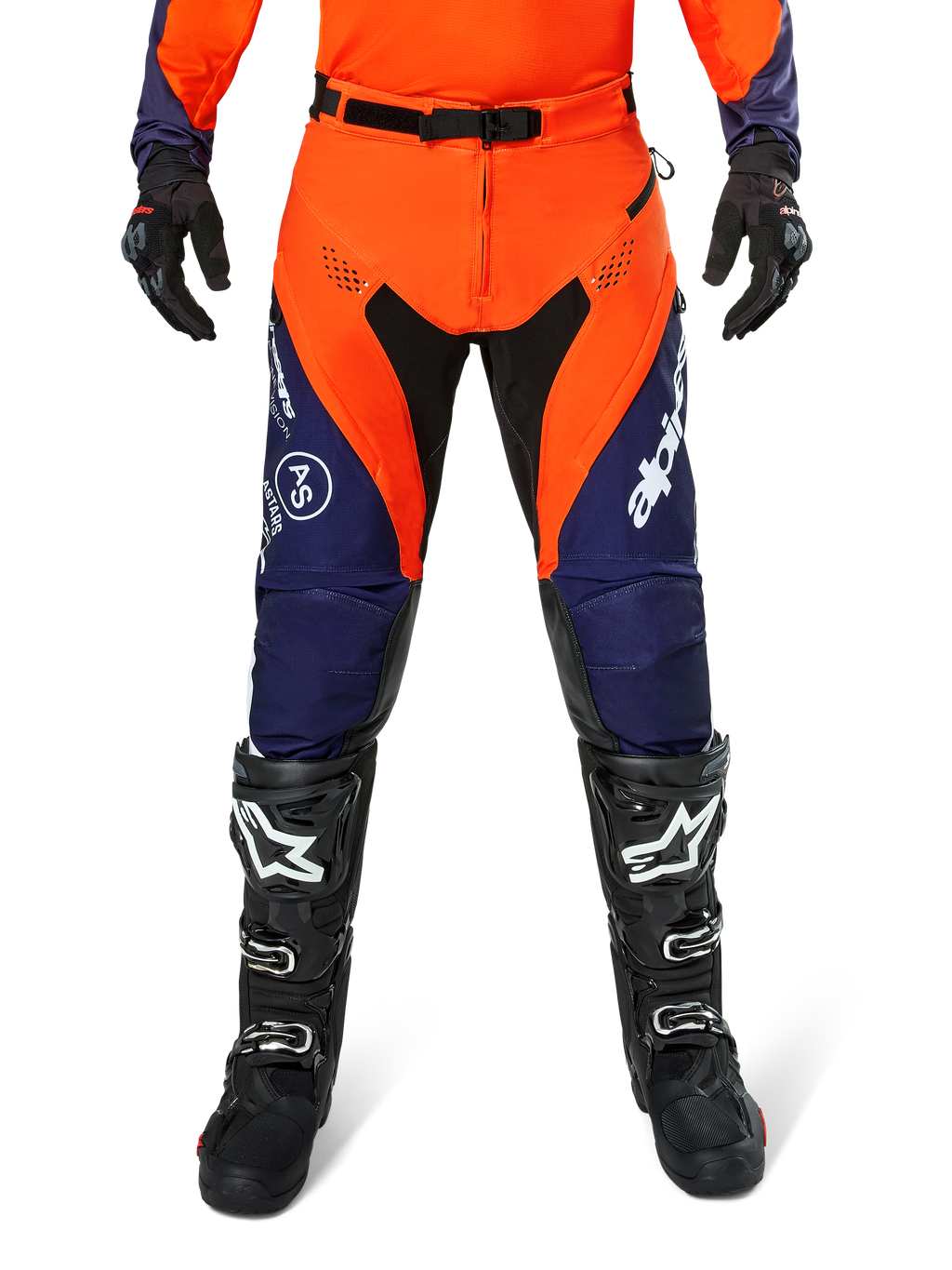 Alpinestars Pro-Dura Hose, Motocross- und Enduro-Hose, Navy, Hot Orange und Weiß, mit schwarzen Einsätzen und weißen Logos, getragen mit schwarzen Offroad-Stiefeln und Handschuhen, professionelle Schutzausrüstung für Trail- und Offroad-Fahrten