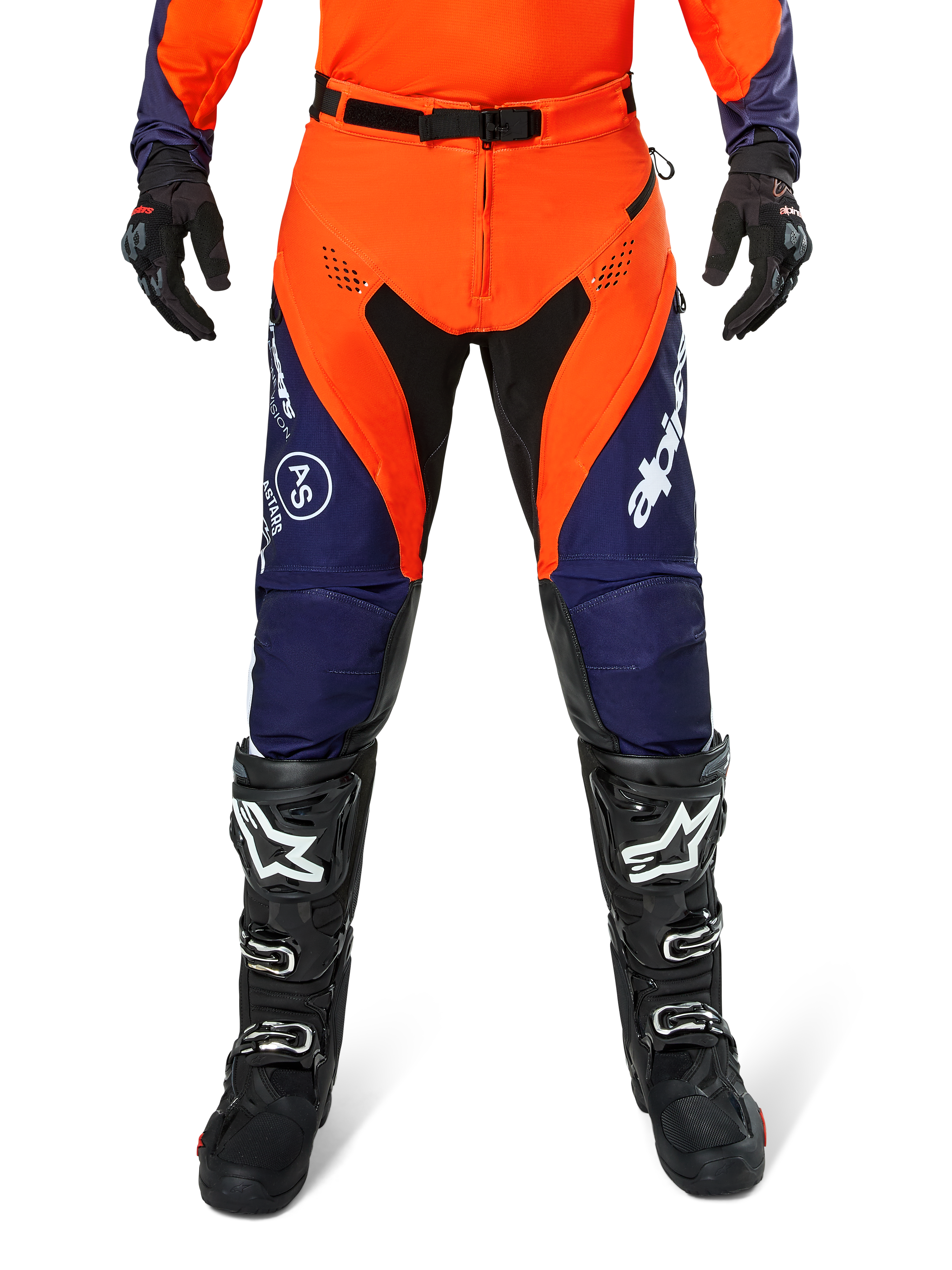 Alpinestars Pro-Dura Hose, Motocross- und Enduro-Hose, Navy, Hot Orange und Weiß, mit schwarzen Einsätzen und weißen Logos, getragen mit schwarzen Offroad-Stiefeln und Handschuhen, professionelle Schutzausrüstung für Trail- und Offroad-Fahrten
