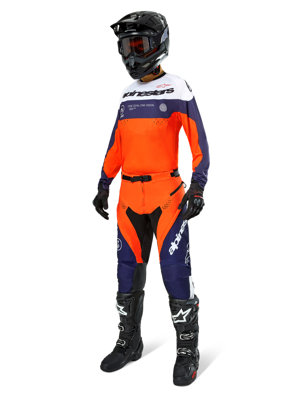 Alpinestars Pro-Dura Hose, Motocross- und Enduro-Hose, Navy, Hot Orange und Weiß, getragen als Teil einer kompletten Rennausrüstung mit passendem Jersey, schwarzem Helm und schwarzen Stiefeln, mit strapazierfähigen Einsätzen und markantem Branding für Offroad-Performance.