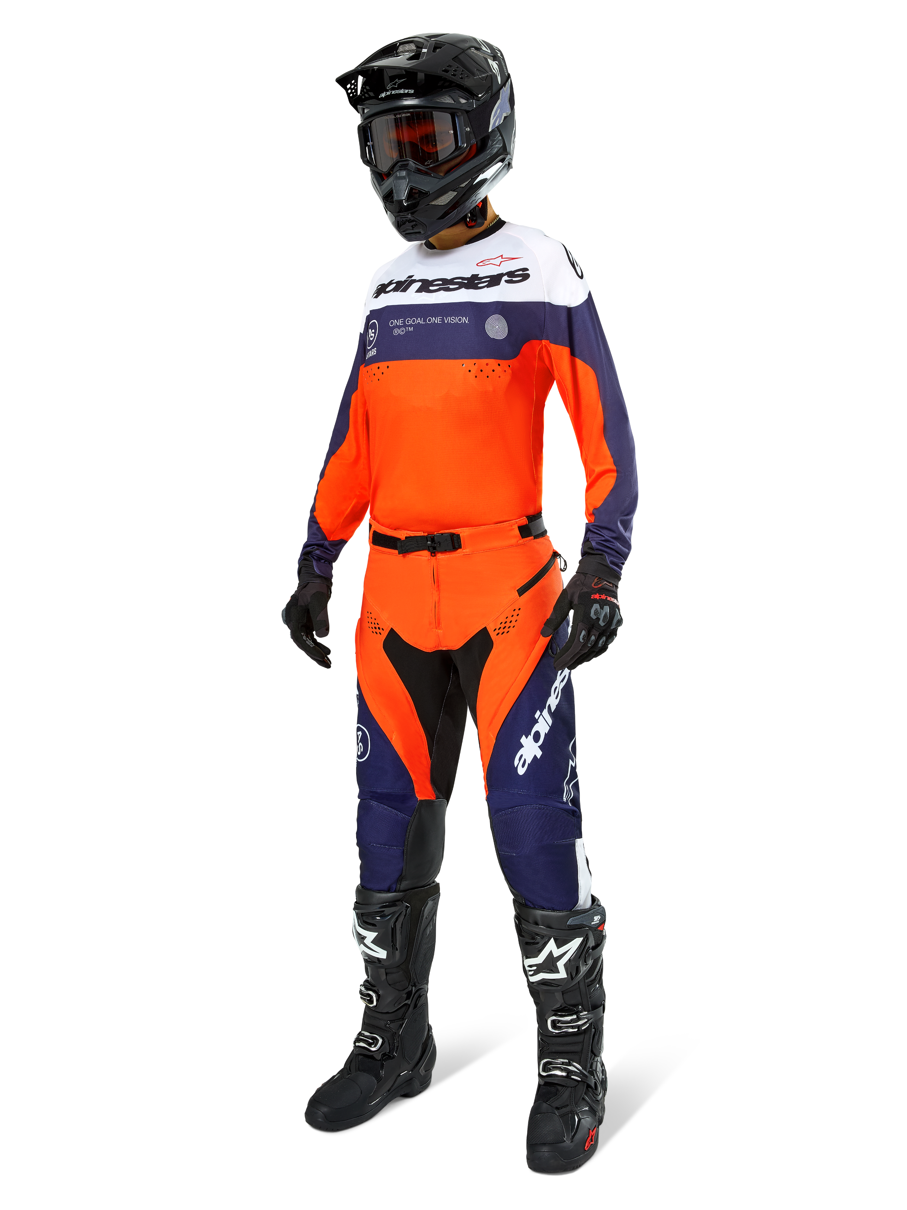Alpinestars Pro-Dura Hose, Motocross- und Enduro-Hose, Navy, Hot Orange und Weiß, getragen als Teil einer kompletten Rennausrüstung mit passendem Jersey, schwarzem Helm und schwarzen Stiefeln, mit strapazierfähigen Einsätzen und markantem Branding für Offroad-Performance.