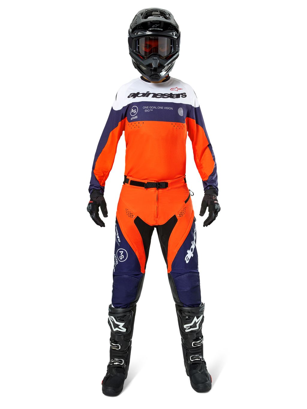 Motocross-Fahrer in Alpinestars Pro-Dura Hose in Navy, Hot Orange und Weiß, mit passendem langärmeligem Trikot, schwarzem Helm mit Goggles, schwarzen Handschuhen und schwarzen Motocross-Stiefeln, komplette Offroad-Rennausrüstung.