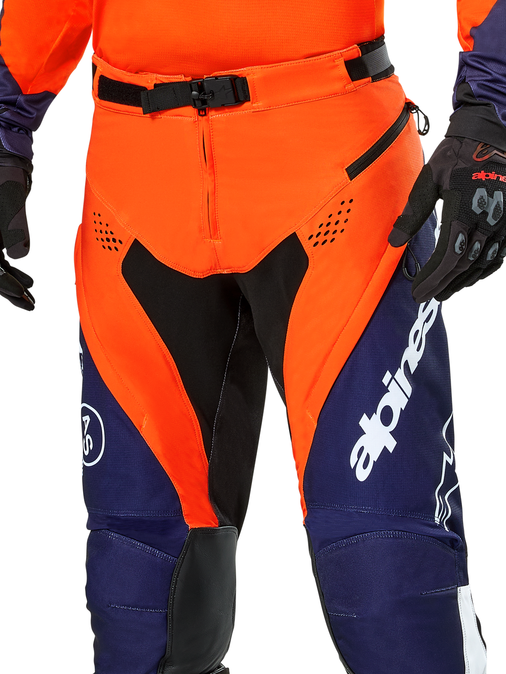 Alpinestars Pro-Dura Hose, Enduro-Motorradhose, Navy, Hot Orange und Weiß, Detailansicht der Taille mit magnetischem SX2-Verschluss und Belüftungsöffnungen mit Reißverschluss an den Oberschenkeln, strapazierfähiges Ripstop-Material mit markantem Branding, getragen mit passender Ausrüstung