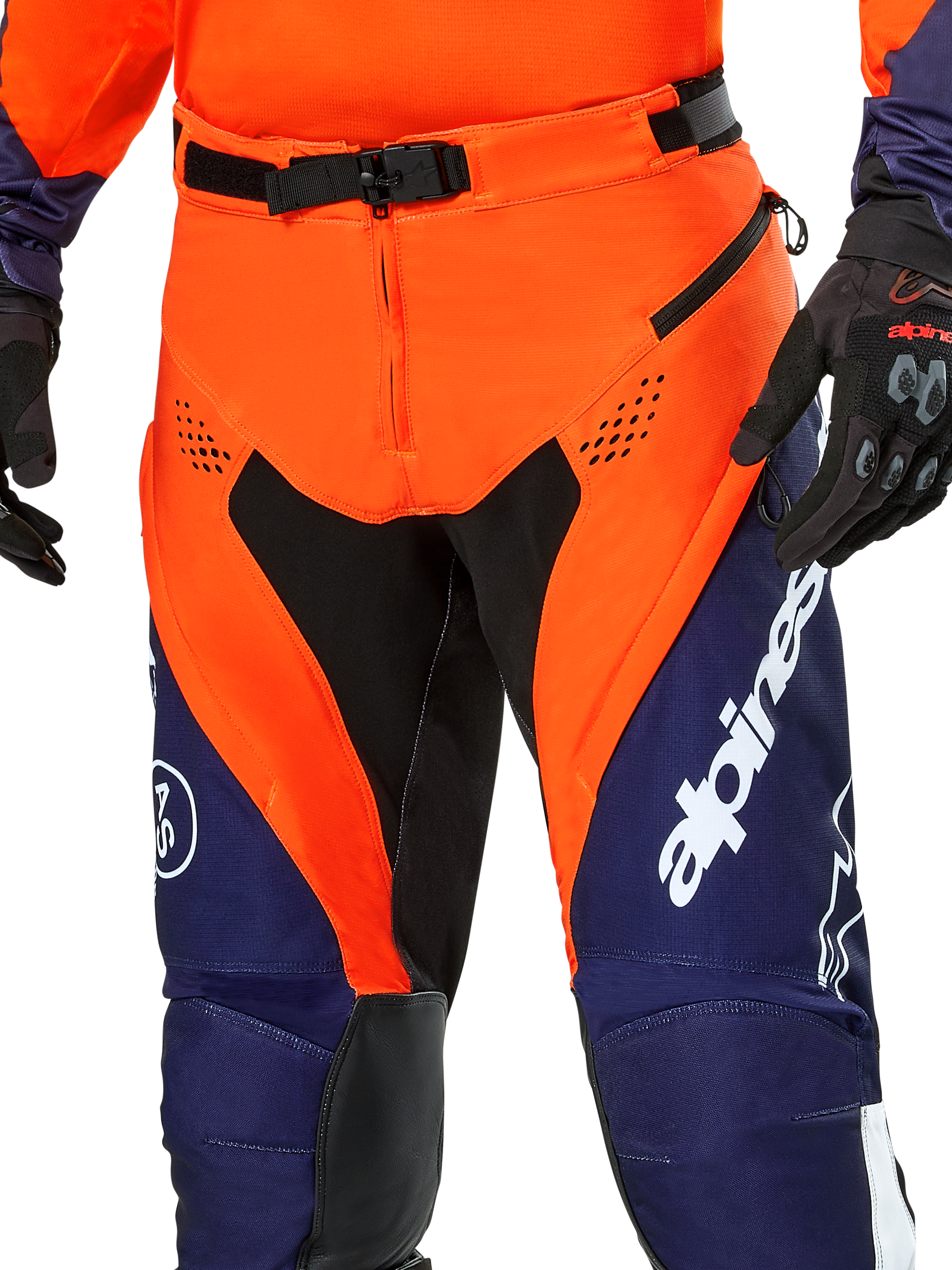 Alpinestars Pro-Dura Hose, Enduro-Motorradhose, Navy, Hot Orange und Weiß, Detailansicht der Taille mit magnetischem SX2-Verschluss und Belüftungsöffnungen mit Reißverschluss an den Oberschenkeln, strapazierfähiges Ripstop-Material mit markantem Branding, getragen mit passender Ausrüstung