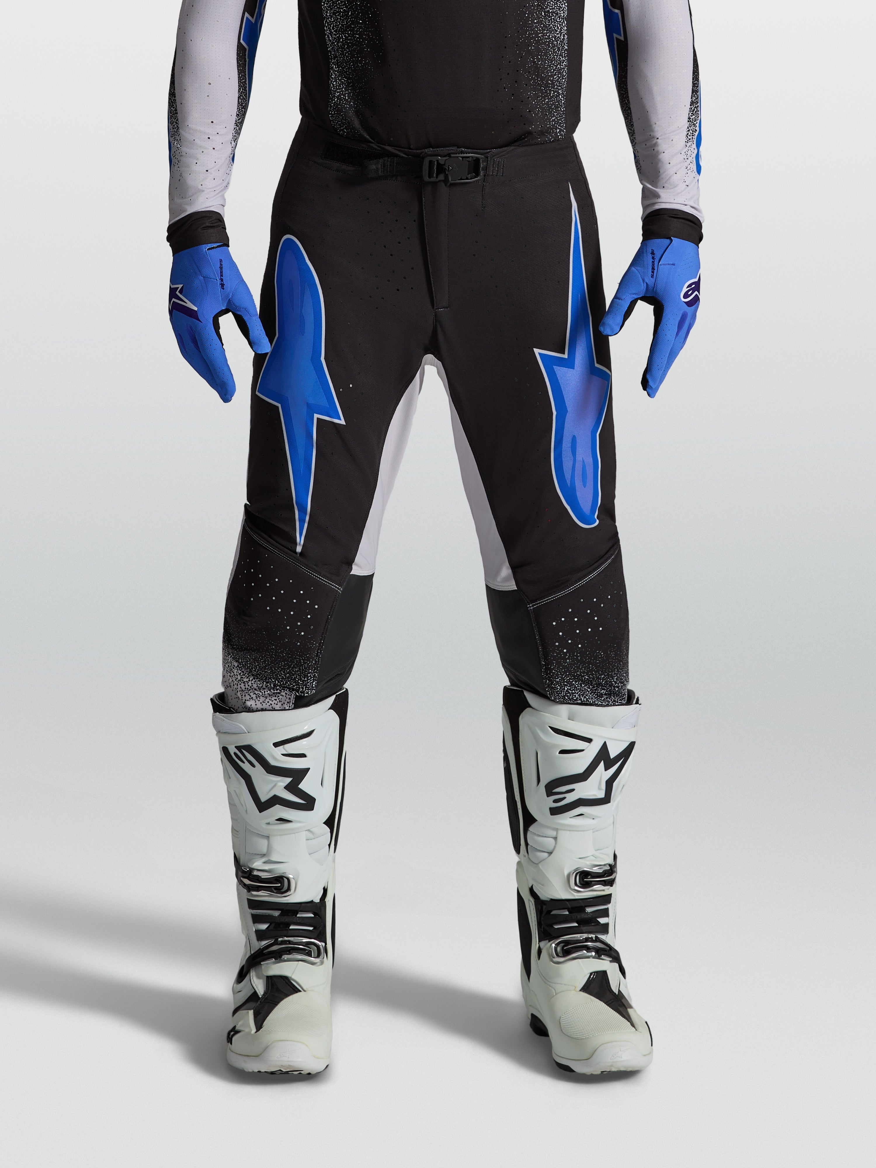 Alpinestars Supertech Hiten AFD Hose, Motocross-Hose für Herren, Schwarz und Blau, leichte Stretch-Ripstop-Konstruktion.