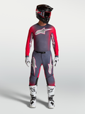 Alpinestars Supertech Hiten AFD Gear Set und Hose, professionelle Motocross-Bekleidung in Grau und Rot-Fluo, athletische Rennpassform für Elite-Fahrer.