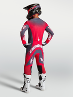 Alpinestars Supertech Hiten AFD Hose, Herren-Motocross-Hose, Grau und Leuchtrot, athletische Passform, R00ckansicht am Model.