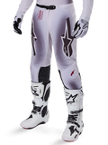 Alpinestars 2025 Supertech Maker Hose, Motocross-Hose, Silber und Schwarz, mit großen Stern-Logos und rotem Schriftzug, abgebildet mit passenden weißen Stiefeln und Handschuhen