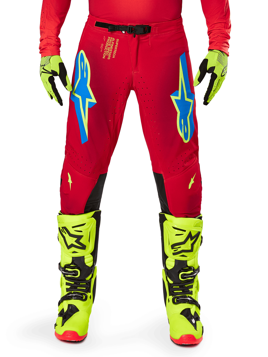 Alpinestars 2025 Supertech Maker Hose, Motocross-Hose, Hellrot und Neongelb, getragen mit passenden neongelben Handschuhen und Stiefeln, blaue und neongelbe Astars-Logos, schwarze Knie-Innenpaneele, athletisches Design für den Offroad-Rennsport