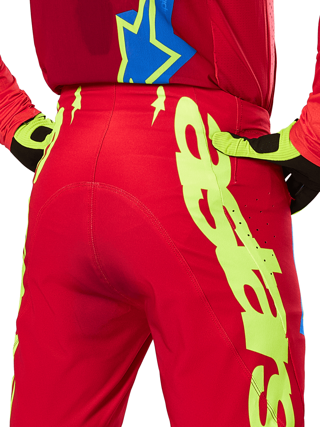 Alpinestars 2025 Supertech Maker Hose, Motocross-Hose, Hellrot und Gelb Fluo, rückseitige Nahaufnahme mit markanten neongelben Grafiken, getragen mit passendem rotem Trikot und gelb-schwarzen Handschuhen