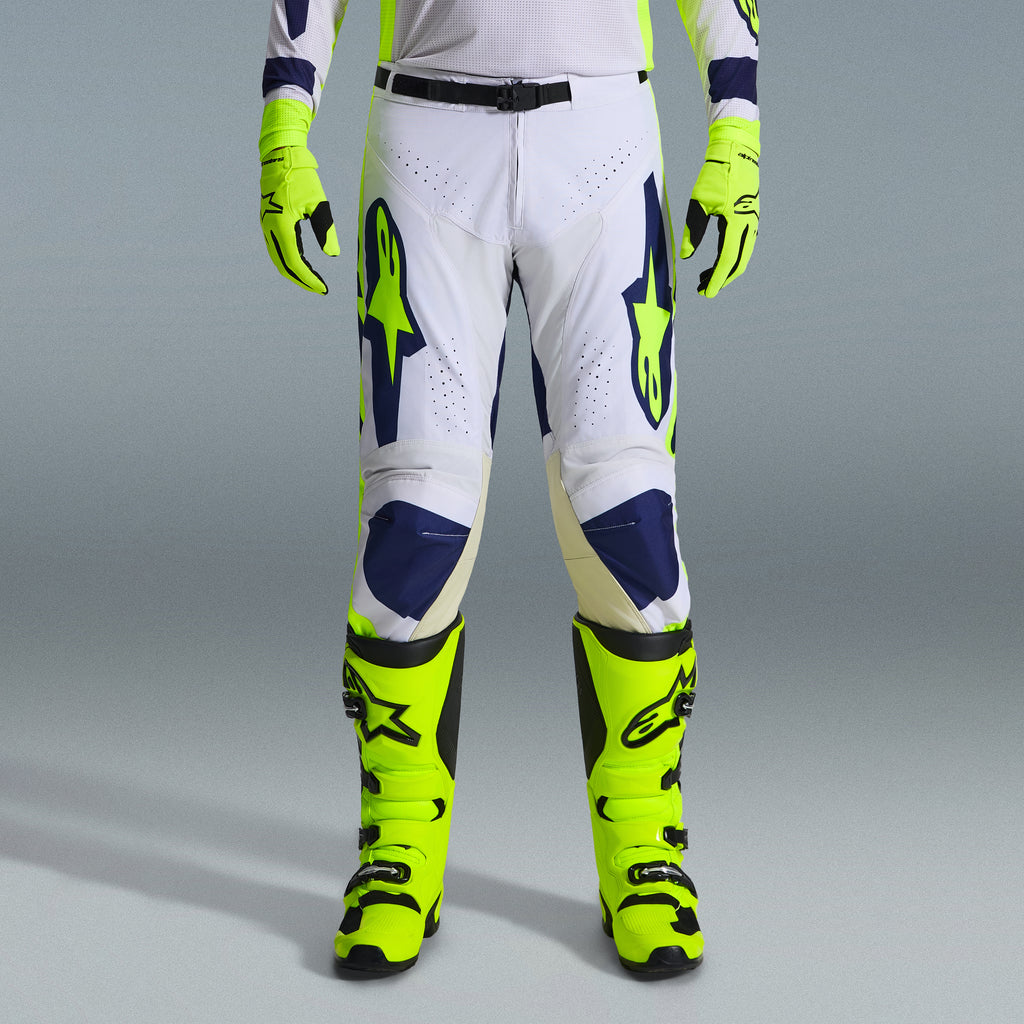 Alpinestars 2026 Racer Air Riway Bekleidungsset, Motocross-Hose in Weiß und Marineblau mit neongelben Akzenten, kombiniert mit passenden neongelben Handschuhen und Stiefeln, mit ergonomischem Design und belüfteten Einsätzen für den Offroad-Rennsport.