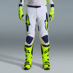 Alpinestars 2026 Racer Air Riway Bekleidungsset, Motocross-Hose in Weiß und Marineblau mit neongelben Akzenten, kombiniert mit passenden neongelben Handschuhen und Stiefeln, mit ergonomischem Design und belüfteten Einsätzen für den Offroad-Rennsport.