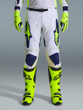 Alpinestars 2026 Racer Air Riway Hose, Motocross-Hose, Hellgrau, Gelb Fluo und Blau, getragen mit passenden neongelben Handschuhen und Stiefeln, ausgestattet mit perforierten Vorderseiten für optimale Belüftung und markantem blau-gelbem Branding, athletisches Design für Offroad-Performance