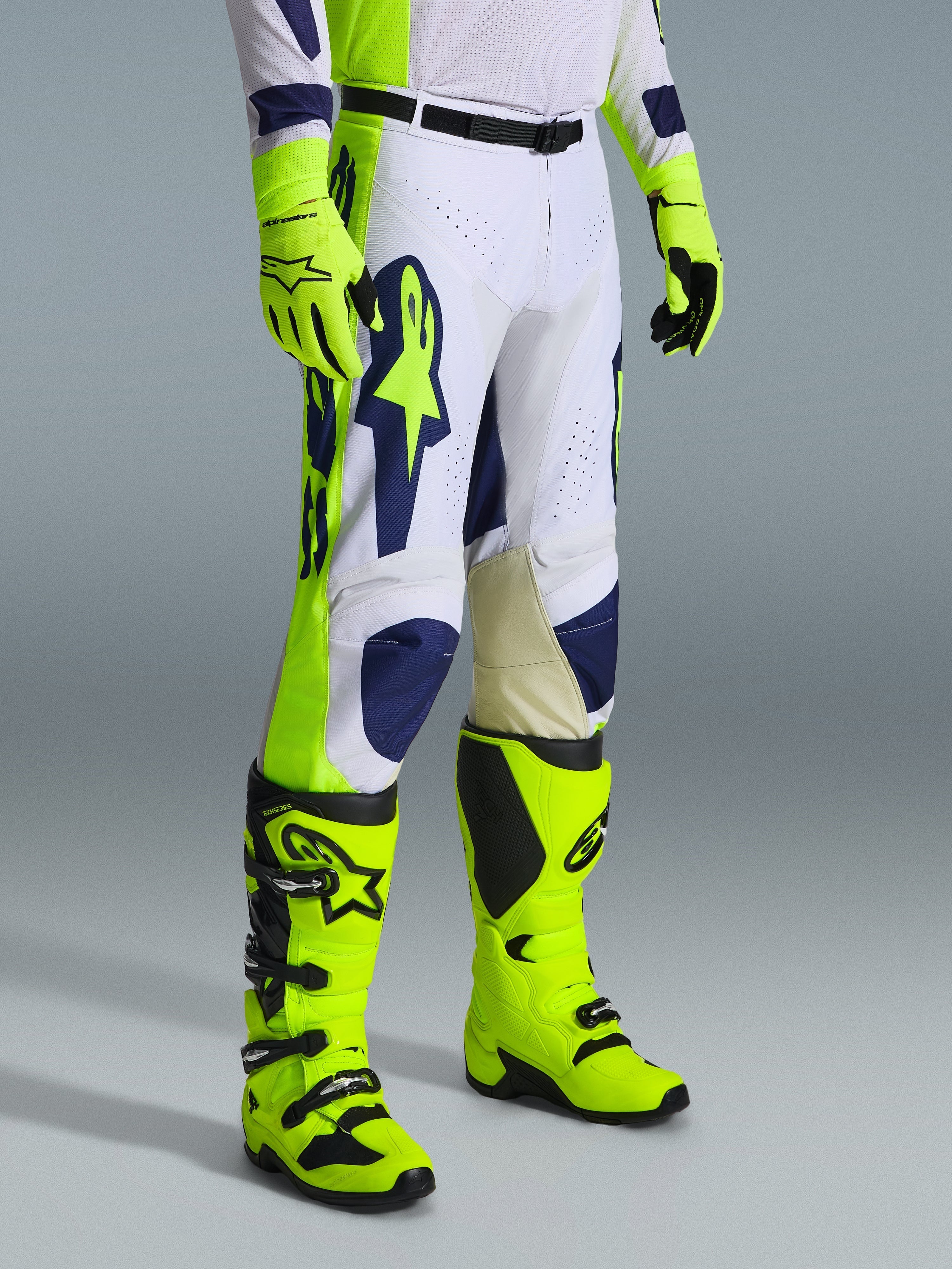 Alpinestars 2026 Racer Air Riway Gear Set, Motocross-Hose in Weiß mit navyblauen und fluo-gelben Akzenten, kombiniert mit passenden fluo-gelben Stiefeln und Handschuhen, Belüftungsperforationen und ergonomisches Design, professionelles Offroad-Rennoutfit