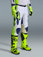 Alpinestars 2026 Racer Air Riway Hose, Motocross-Hose, Hellgrau, Gelb Fluo und Blau, getragen mit passenden Handschuhen und Stiefeln in Gelb Fluo, mit großem blauem Branding am Oberschenkel und perforierten Belüftungspanelen, strapazierfähige Motocross-Ausrüstung
