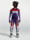 Alpinestars Supertech Dyna Hose und Trikot, Herren Motocross-Set in Lila und Pink Fluo, am Model mit Helm und Stiefeln.