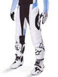 Alpinestars 2025 Techstar Melt Hose, Motocross-Hose, Weiß und Schwarz mit blauen Akzenten, mit lasergeschnittenen Perforationen für Luftzirkulation und Babel-Kniekonstruktion, getragen mit passenden weißen Motocross-Stiefeln und Handschuhen, sportliches Offroad-Rennsport-Design