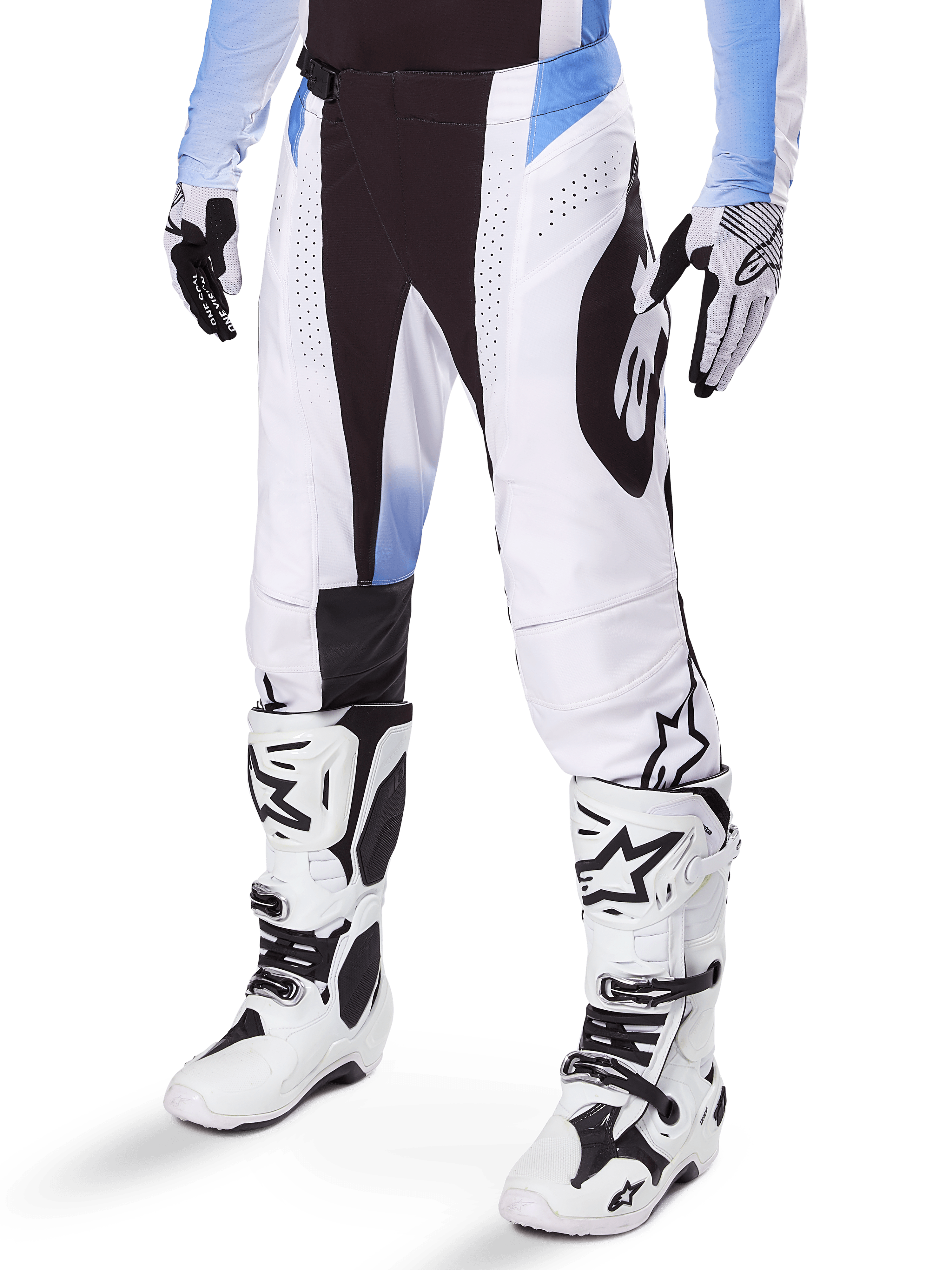 Alpinestars 2025 Techstar Melt Hose, Motocross-Hose, Weiß und Schwarz mit blauen Akzenten, mit lasergeschnittenen Perforationen für Luftzirkulation und Babel-Kniekonstruktion, getragen mit passenden weißen Motocross-Stiefeln und Handschuhen, sportliches Offroad-Rennsport-Design