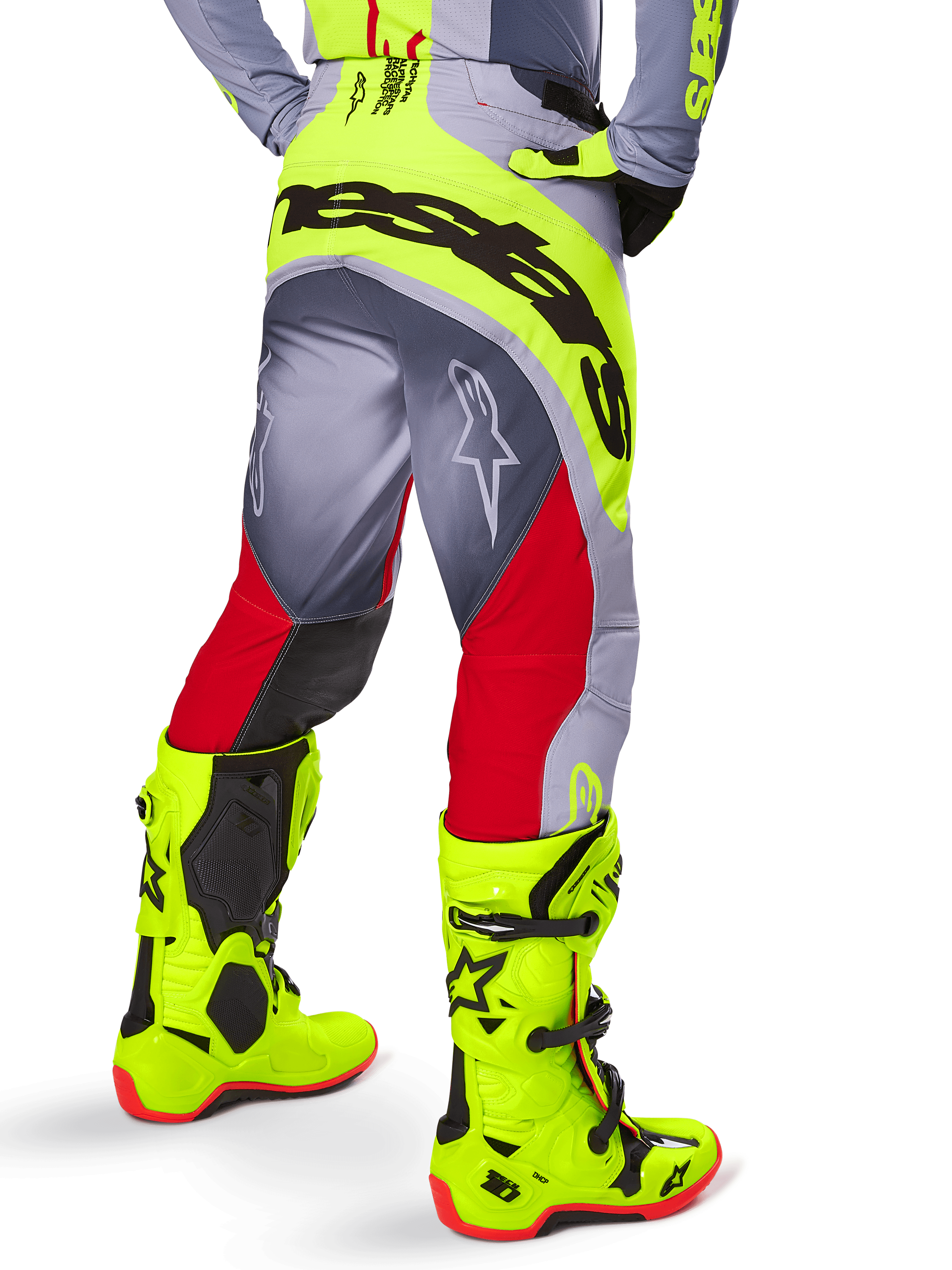 Alpinestars 2025 Techstar Melt Hose, Motocross-Hose, Hellrot und Grau mit fluoreszierendem Gelb, Rückansicht mit schwarzem Alpinestars-Logo auf dem Gesäß, kombiniert mit passenden leuchtend gelben Stiefeln, entwickelt für Offroad-Performance
