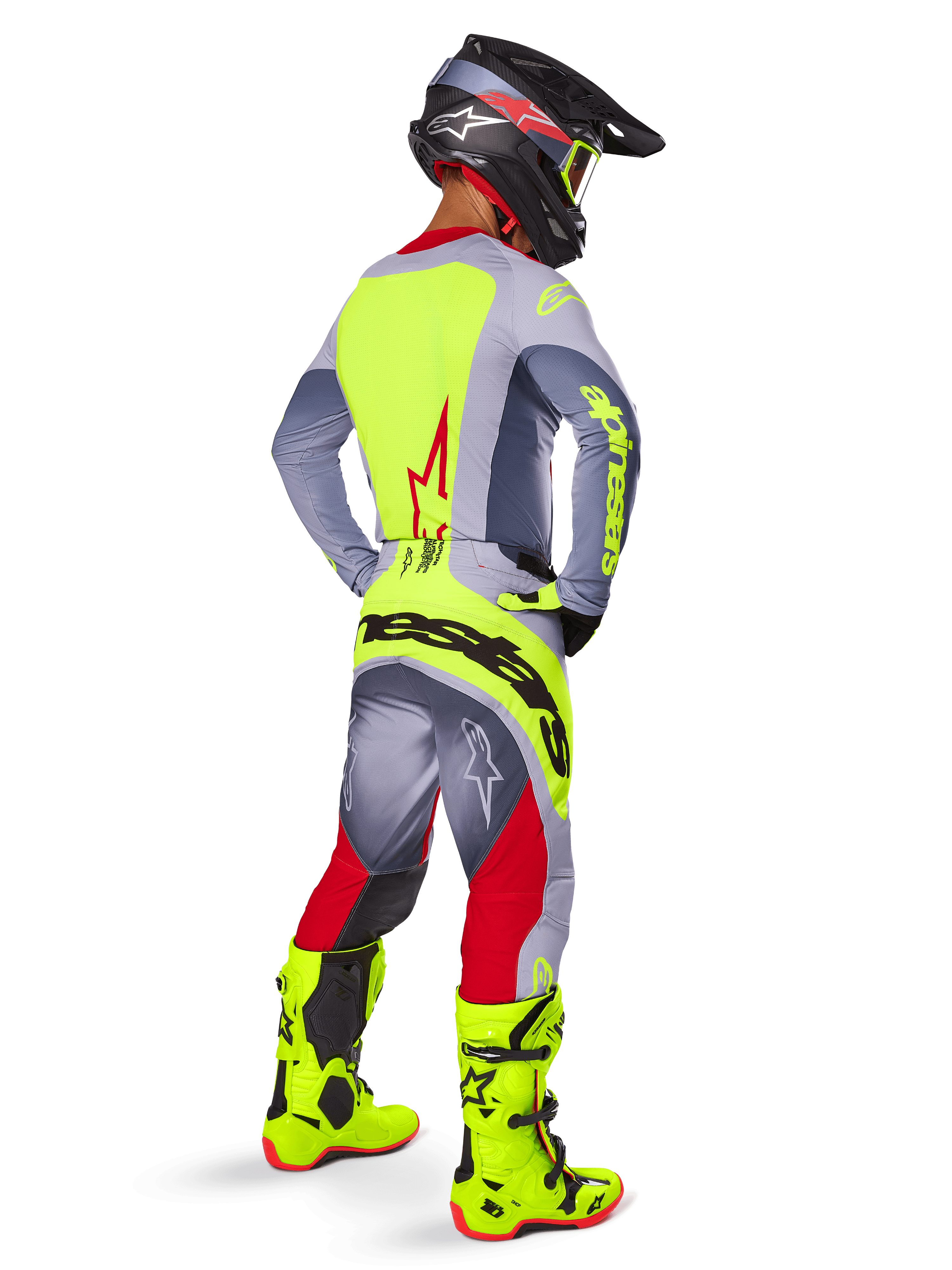 Motocross-Fahrer in einer Dreiviertel-Rückansicht in Alpinestars 2025 Techstar Melt Hose in Leuchtend Rot und Grau, mit einem auffälligen neongelben Logo auf dem Gesäß, passendem grau-neongelbem Trikot, leuchtend neongelben Stiefeln und einem schwarzen Helm mit Neon-Brille, professionelles Offroad-Rennausrüstungs-Set.