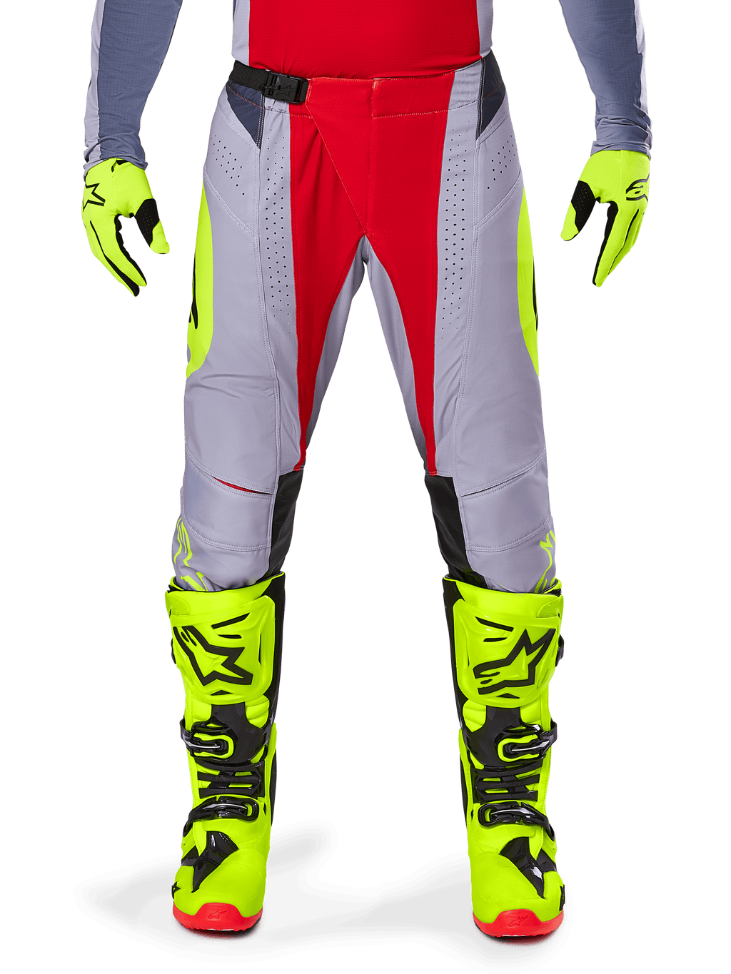 Alpinestars 2025 Techstar Melt Hose, Motocross-Hose, Hellrot-Grau, mit grauem Chassis, roten Mitteleinsätzen und neongelben Seitenakzenten, lasergeschnittene Perforationen zur Belüftung, getragen mit neongelben Handschuhen und Stiefeln, Hochleistungsausrüstung für Offroad-Rennsport