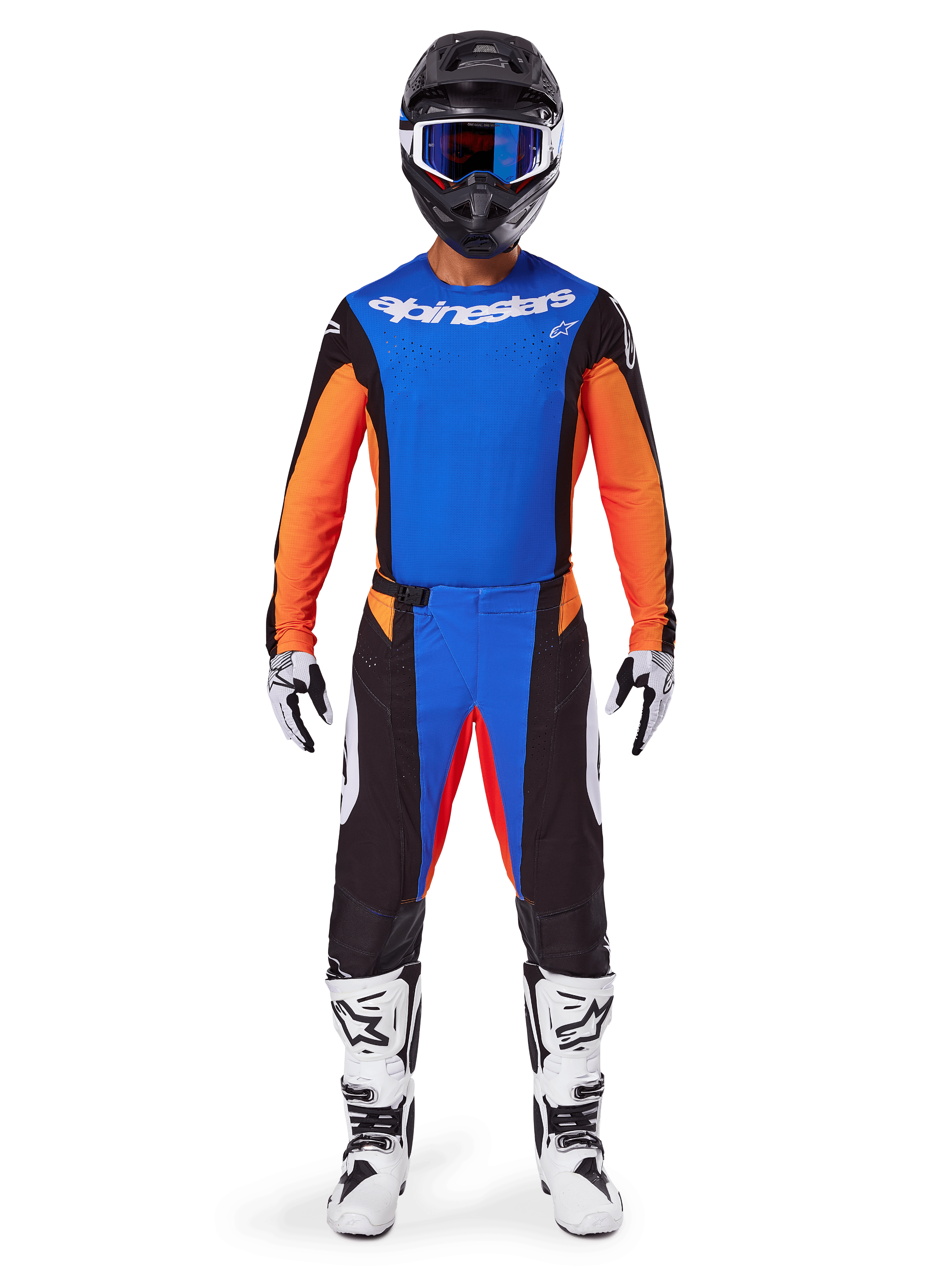 Motocross-Fahrer in kompletter Rennausrüstung, Alpinestars 2025 Techstar Melt Gear Set, Blau und Orange, blaues Trikot mit orangen Ärmeln, passende Hose mit weißen Logos, schwarzer Helm mit blauer Brille, weiß-schwarze Stiefel und Handschuhe, abgestimmtes Outfit für den Offroad-Rennsport